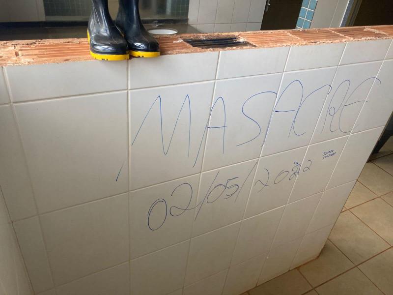 Escrito foi encontrado na parede de um dos banheiros dos alunos da unidade escolar