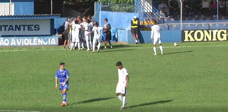 Jogadores e comissão técnica comemoram o gol do zagueiro Davi, que abriu o placar no empate