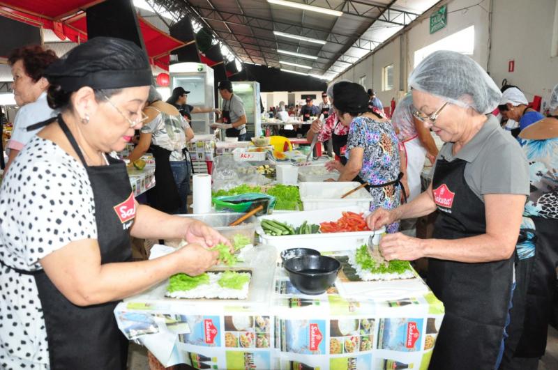 Voluntários preparam vários pratos da culinária japonesa nos dois dias de festa