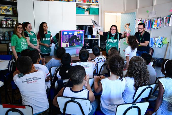 Projeto também promove contação de histórias aos pequenos