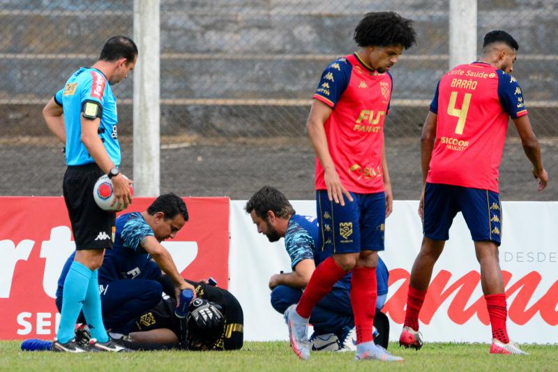 André sofreu lesão facial e precisou ser retirado de ambulância do gramado do Prudentão