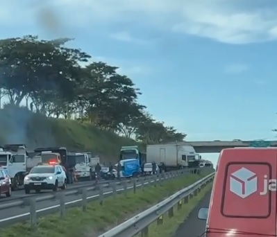 Engavetamento envolvendo quatro veículos paralisou o trânsito, sentido Álvares Machado a Regente Feijó, no km 567 da Rodovia Raposo Tavares, em Presidente Prudente