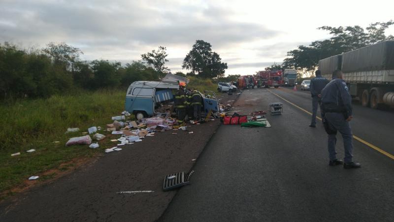 Acidente entre Kombi e Fox aconteceu por volta das 6h15 desta quinta-feira na altura do km 84 da Rodovia Euclides de Oliveira Figueiredo