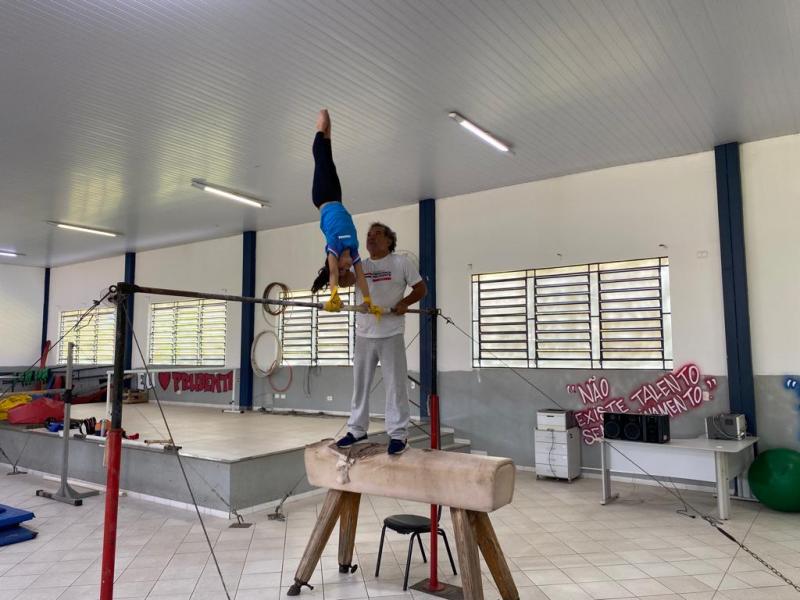 Jovens atletas treinam no local, utilizando os aparelhos enviados pelo Comitê Olímpico Brasileiro
