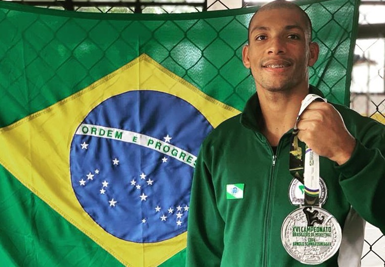 Naka com sua medalha de prata conquistada na Copa Arnold Schwarzenegger, em São Paulo