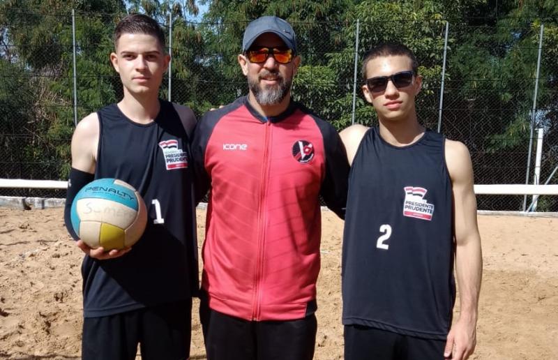 Fernando Fabin ladeado por seus atletas Matheus e Guilherme, campões da fase regional