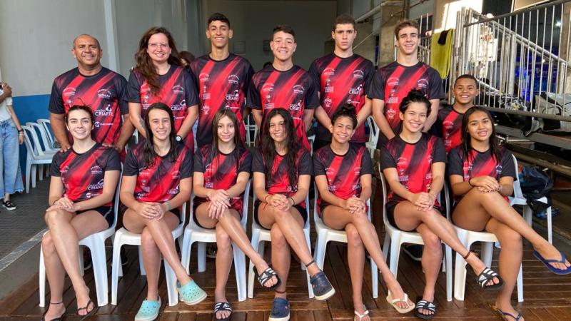 Pepe, a auxiliar Isabela Mendonça e os 12 atletas após o Festival Centro-Oeste de Natação