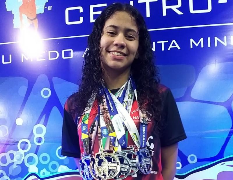 Jéssica com suas medalhas conquistadas no fim de semana