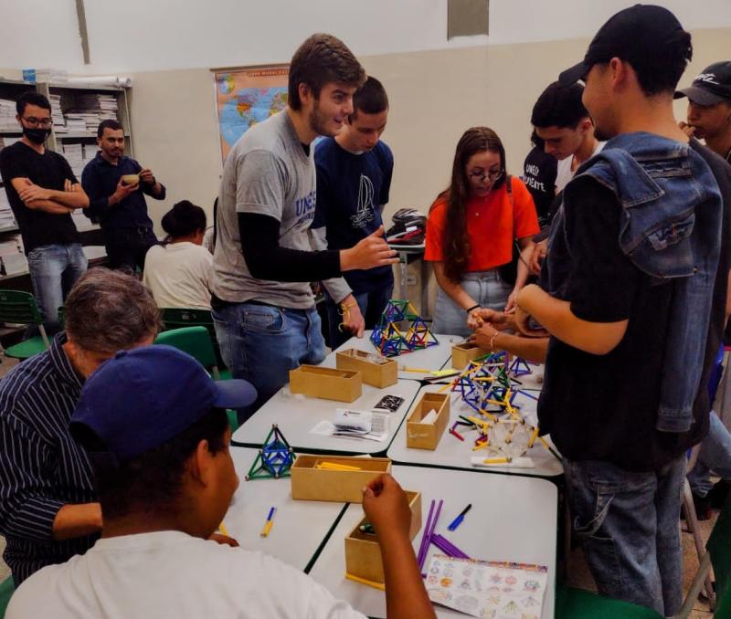 Estudantes do ensino médio pudessem tirar as suas dúvidas, tanto em relação às atividades, períodos, matérias, mas, sobretudo, sobre o mercado de trabalho