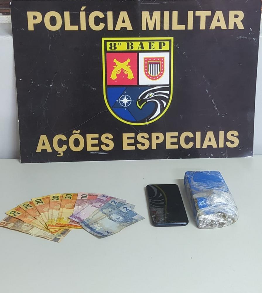 Na casa do suspeito, policiais encontraram um tijolo de maconha de aproximadamente 500g e R$ 169 em espécie