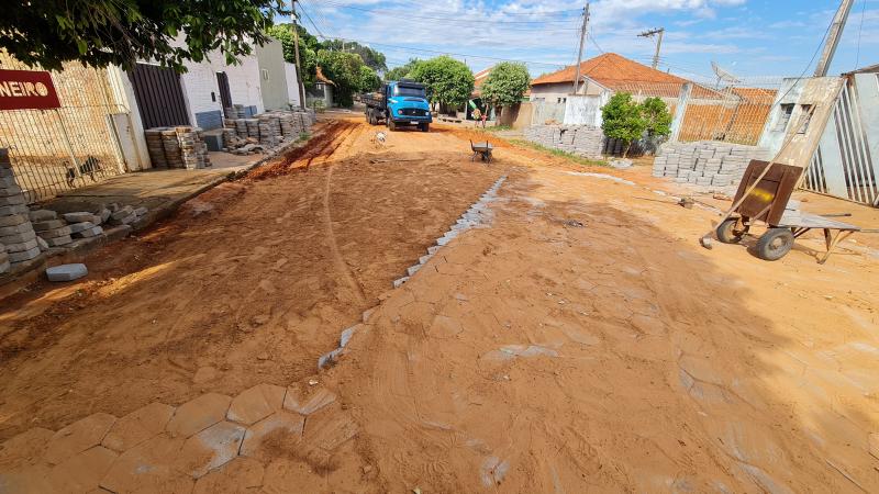 Equipes executam construção de guias e colocação de pedras sextavadas na via