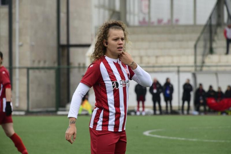 Carol deseja ser referência no futebol feminino para outras garotas