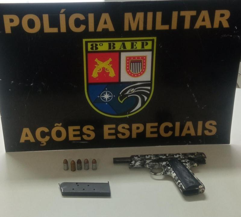 Agentes do Baep localizaram uma pistola da marca Colt calibre .45, com numeração suprimida, municiada com cinco cartuchos intactos