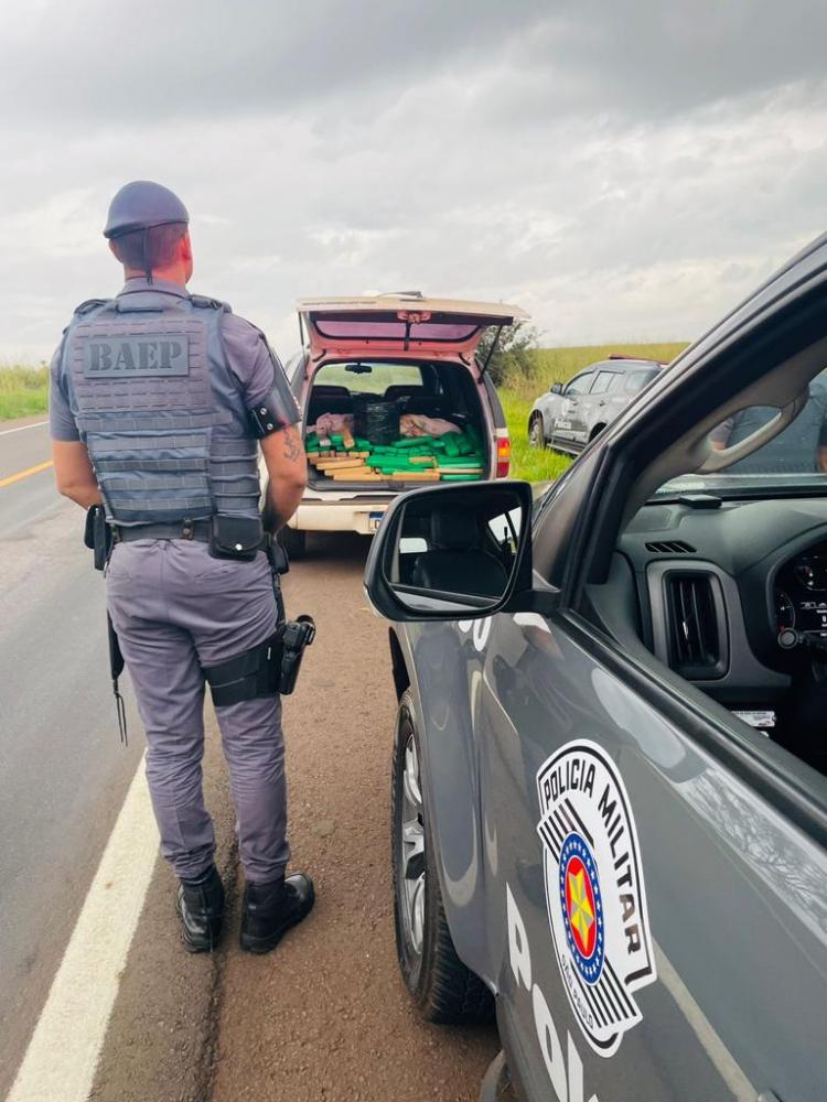 Nada de ilícito foi encontrado em posse do casal, porém na busca veicular, equipe do Baep localizou diversos tabletes de maconha, que totalizaram 152,761 kg.