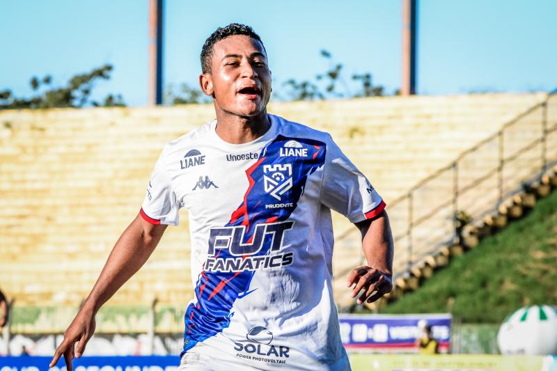 Na última partida contra o Itararé, Lucas Bozó comandou o Grêmio e fez os 2 gols da virada contra a Caçula