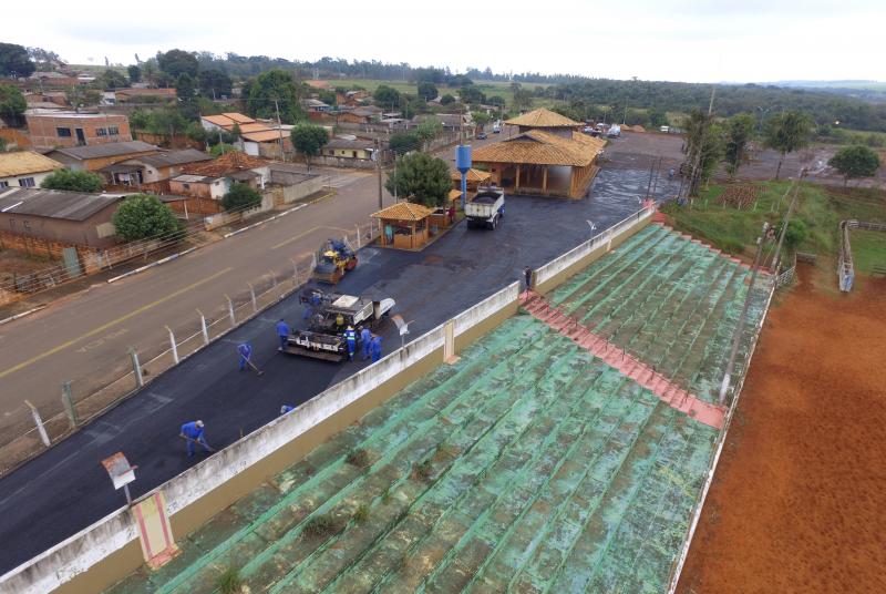 Hoje, foram iniciadas as obras de recape e pavimentação do Recinto de Rodeios Carlos Padovan