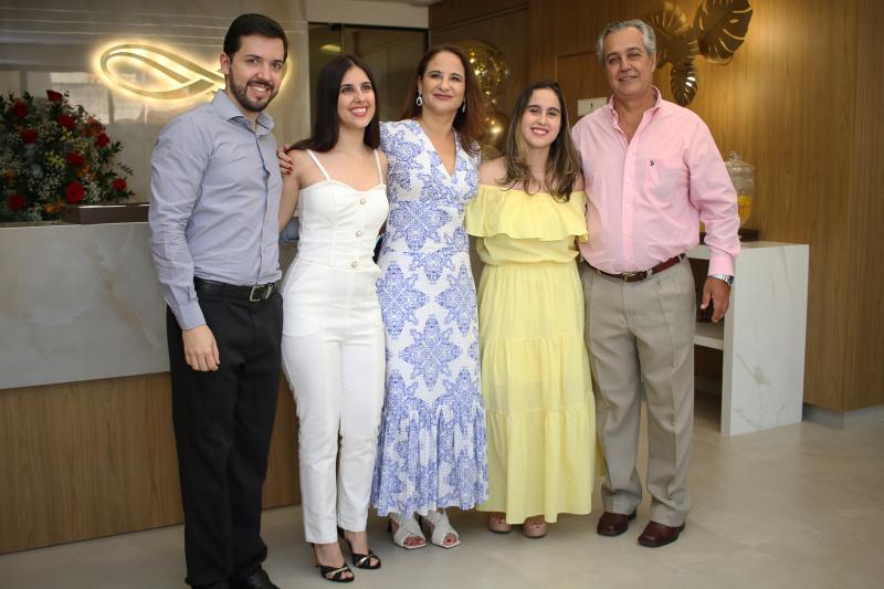 Luciena entre o genro oftalmologista Fabio Leonardo e sua filha também dermatologista Yara, e à direita sua filha Laura, e o seu esposo João Ortigosa