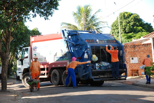 Coleta de lixo está suspensa hoje, mas ocorre normalmente amanhã e no sábado