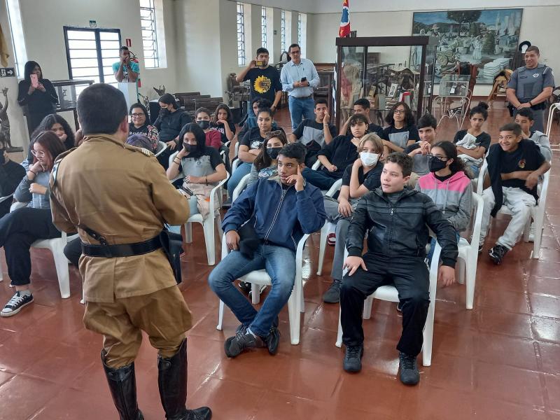 Acervo doado pertencia ao capitão da reserva Vitor José Bazzo que, vestido a caráter, contou um pouco da história dos combatentes