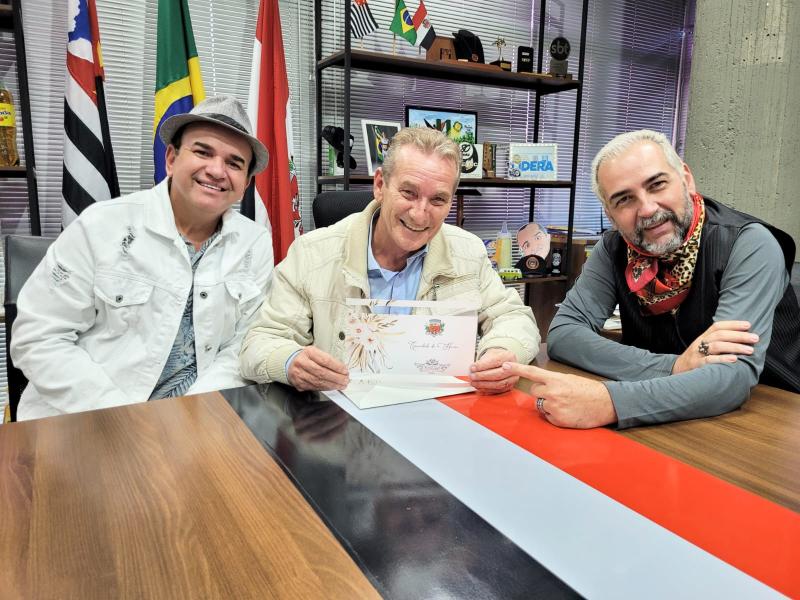 CERIMONIALISTAS KIRINO E BERTHY ENTREGARAM AO PREFEITO ED THOMAS O PRIMEIRO CONVITE DA NOVITTÁ NOIVAS & KIDS 2022