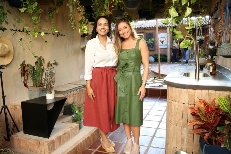 ARQUITETAS JULIANA CAVALHEIRO E LIVIA ZAVERI, NO SEU AMBIENTE “CANTINHO DO JARDINHEIRO”, NA MORAR BEM 2022 