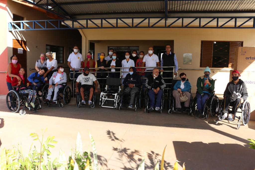 Assistidos da Associação Peregrinação do Rosário receberam cadeiras feitas sob medida