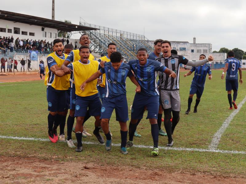 Atacante Maranhão (ao centro) fez o gol do Osvaldo Cruz no empate por 1 a 1 contra o Vocem 