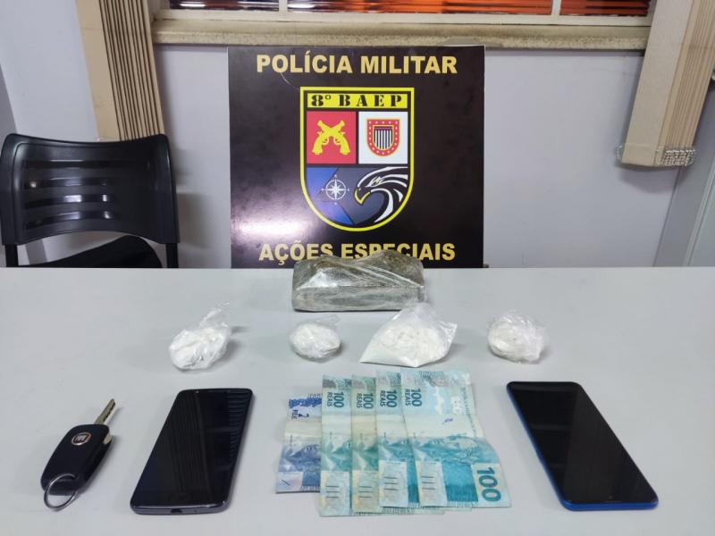 Além do veículo utilizado pela dupla, foram apreendidos dois celulares, R$ 402 em espécie e porções de cocaína e maconha