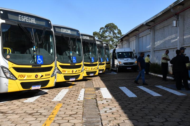 Cidade recebeu cinco ônibus e uma van, todos zero quilômetro