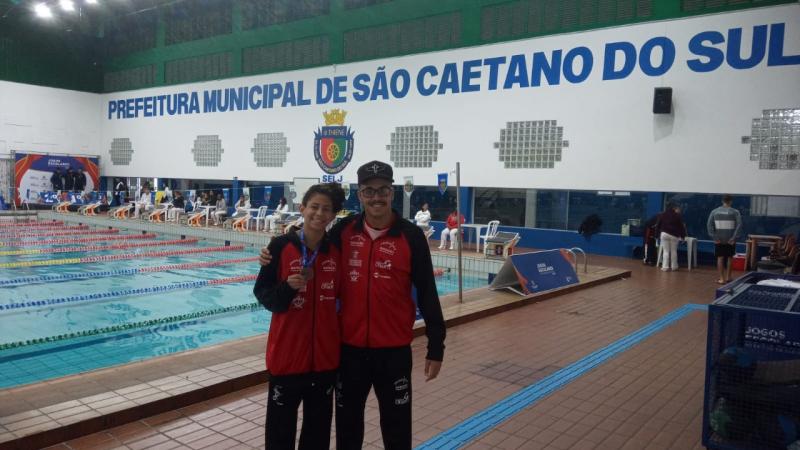 Jéssica e o técnico Evandro do Nascimento, felizes com as conquistas