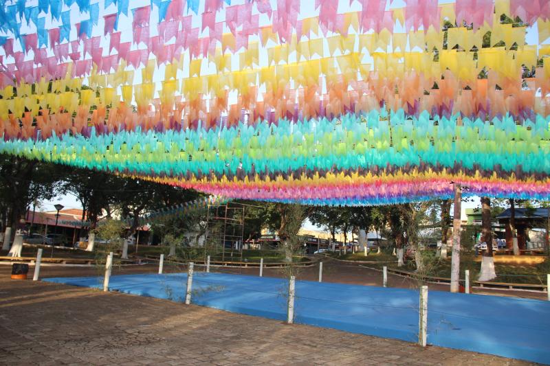 Praça Manoel Marques Silva recebeu decoração especial e contará com praça de alimentação e parque 