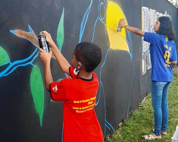 Como tarefa prática relacionada às aulas, alunos grafitaram as 3 unidades do Cras