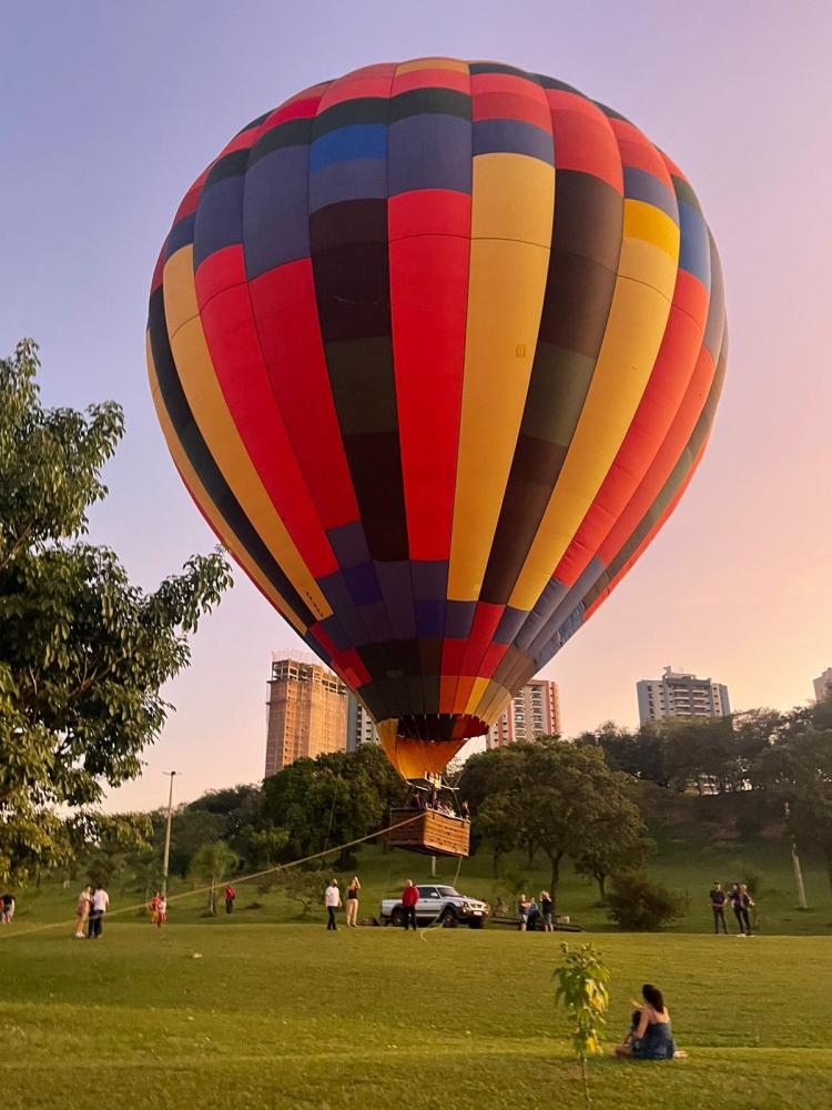 Demonstração de balonismo surpreendeu quem passou pelo Parque do Povo