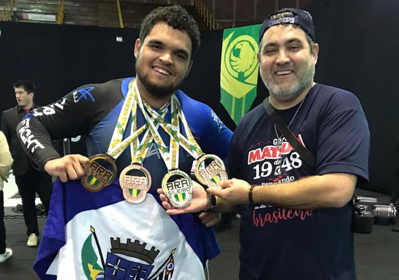 Sorriso largo: Lucas Porto e o paizão que está sempre junto com o filho medalhista