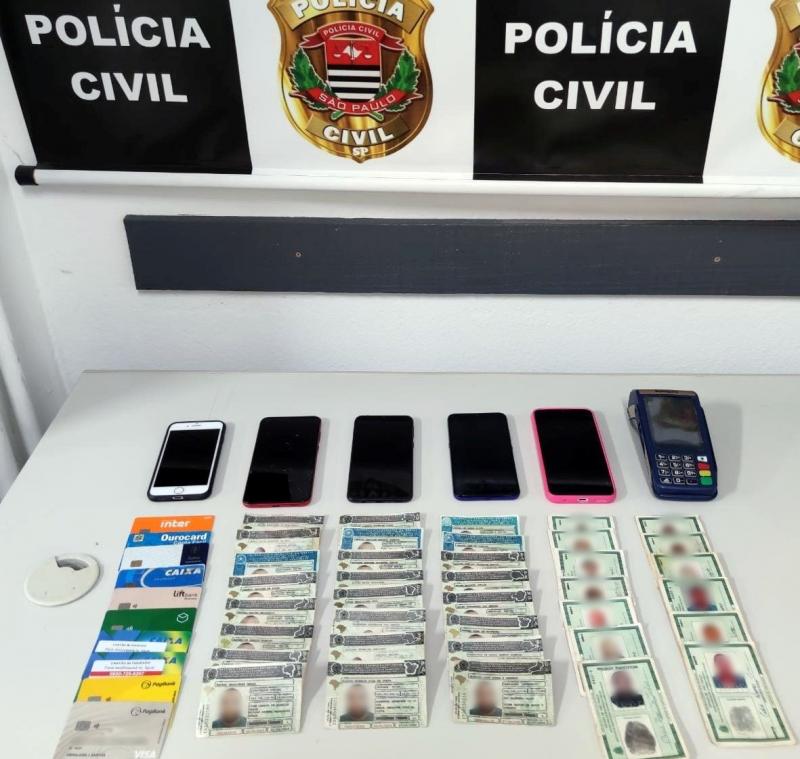 Foram apreendidos celulares, máquinas de cartões de crédito, R$ 15,6 mil em dinheiro e 39 documentos falsos