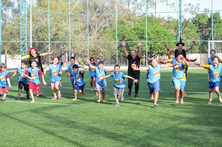 Ações incluem oficinas de esporte e artes, gincanas e competições, danças, atividades rítmicas e aquáticas