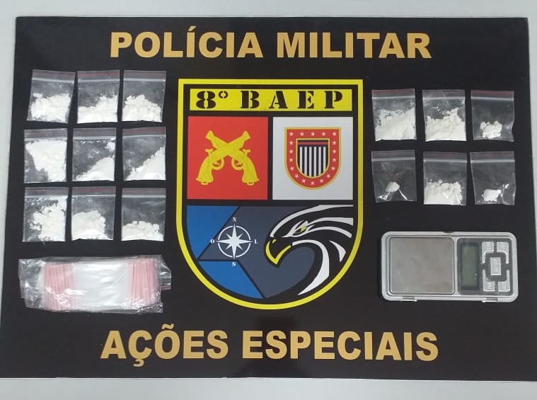 PM apreendeu 15 porções de cocaína em embalagens pequenas de plástico com zíper, material para embalar os entorpecentes e balança de precisão