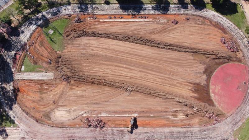 Obras no local começaram na terça-feira; antigo piso já foi retirado