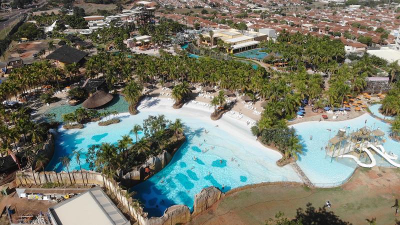 Todas as piscinas do Hot Beach Olímpia são abastecidas com água naturalmente quente