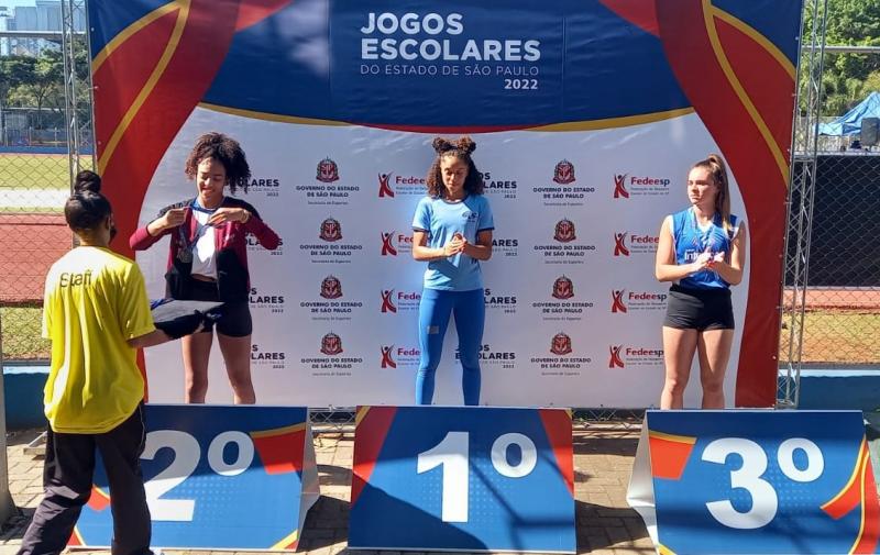 Allana Romão Rodrigues sobe ao pódio para receber a medalha de prata