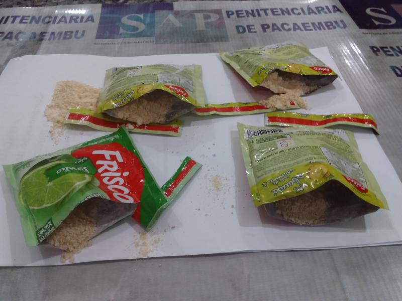 Na penitenciária de Pacaembu, revista identificou substância aparentando ser cocaína escondida em sachês de suco em pó