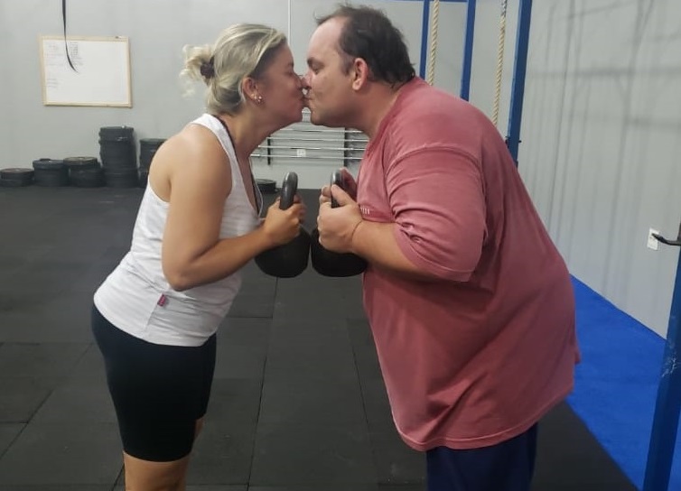 Klebão e Renata, casal crossfiteiro do box Caverna: superação diária