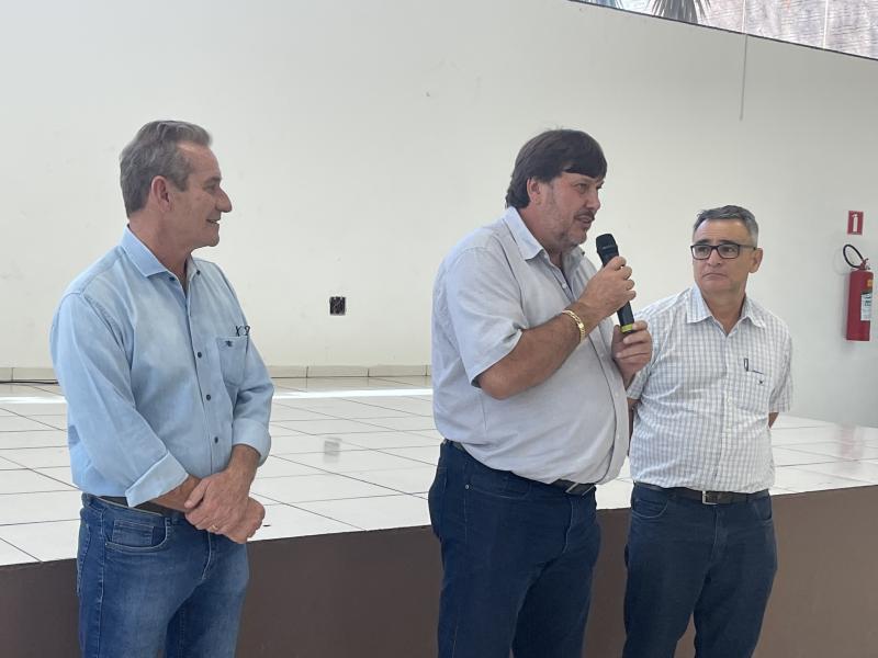 Prefeito Adailton Menossi, entre Ed Thomas, presidente da Unipontal, e o agrônomo João Menezes, chefe da Casa da Agricultura