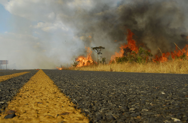 Incêndios atrapalham o tráfego e a fumaça dificulta a visibilidade dos motoristas