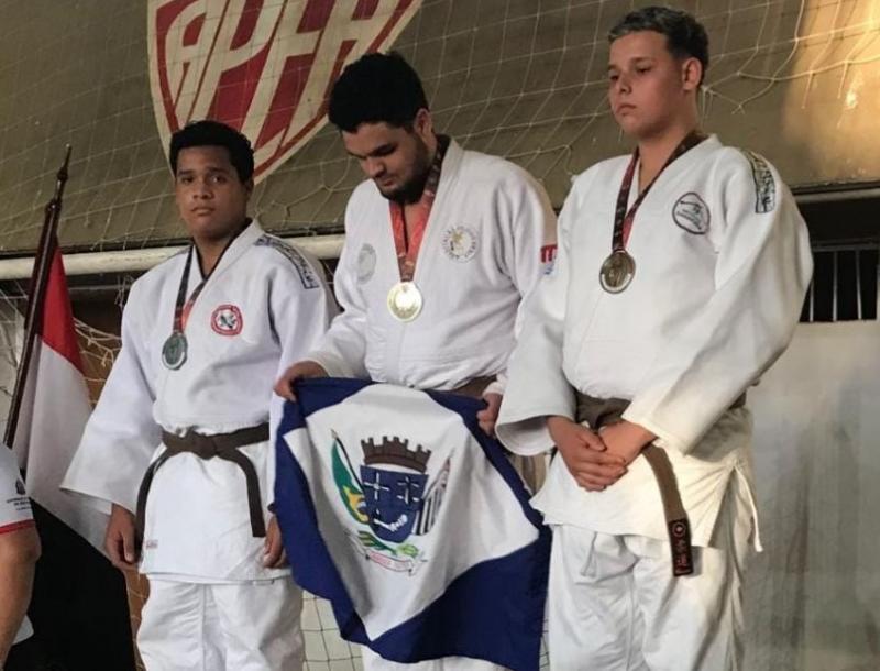 Lucas Porto (ao centro) vence na categoria e é segundo no absoluto