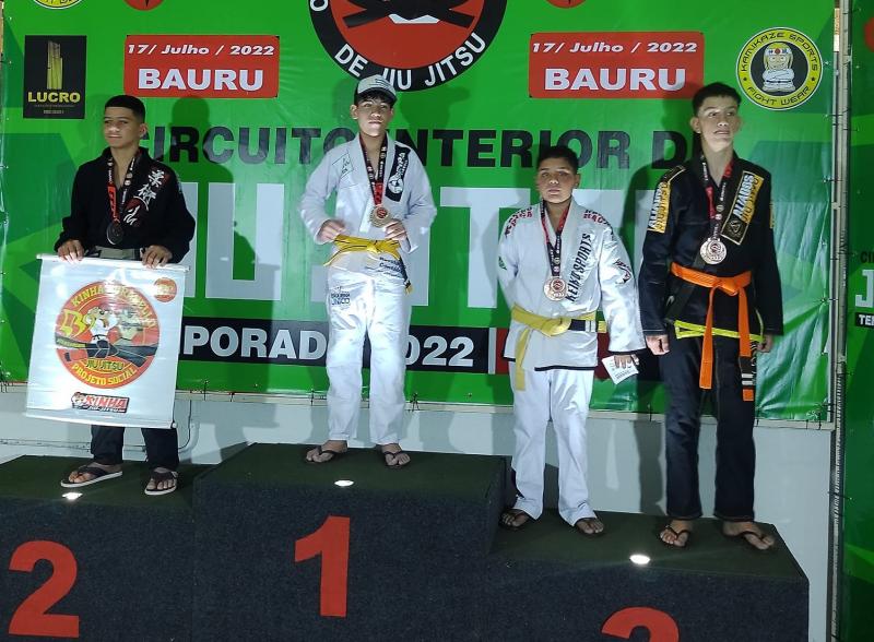 No pódio, Yuri recebe a medalha de campeão na categoria Infanto A até 60 kg