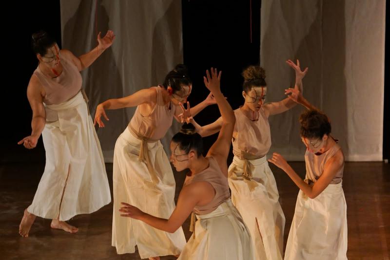 Espetáculo, linguagem contemporânea, com influência do Butô, estilo de dança expressionista japonesa