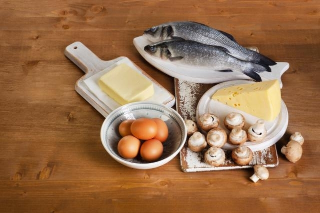 Alimentos ricos em vitamina D: salmão, atum, sardinha, cogumelos, gema de ovo, carnes e leite