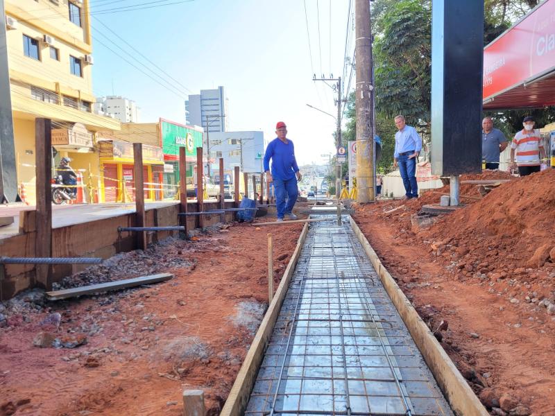 Prefeito também verificou as obras de integração entre calçadão sobre a Avenida Brasil e do Camelódromo