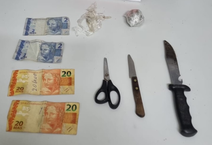 Com suspeito preso em Prudente, polícia encontrou droga embalada para venda, dinheiro e apetrechos para tráfico